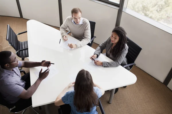 Mensen uit het bedrijfsleven bespreken tijdens een zakelijke bijeenkomst — Stockfoto