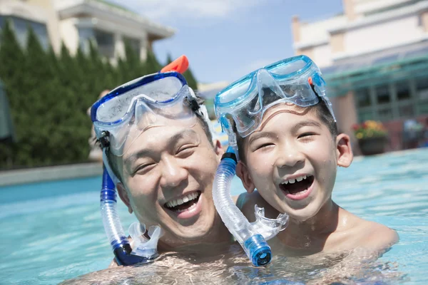 Padre e hijo con equipo de snorkel en la piscina —  Fotos de Stock