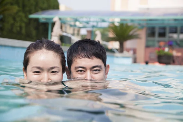 Gelukkige paar in het zwembad — Stockfoto