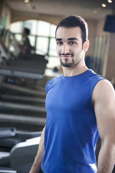 Giovane uomo muscoloso in palestra — Foto Stock