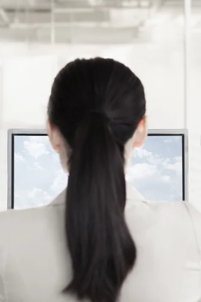 Бизнесмен, сидящая перед компьютером — стоковое фото