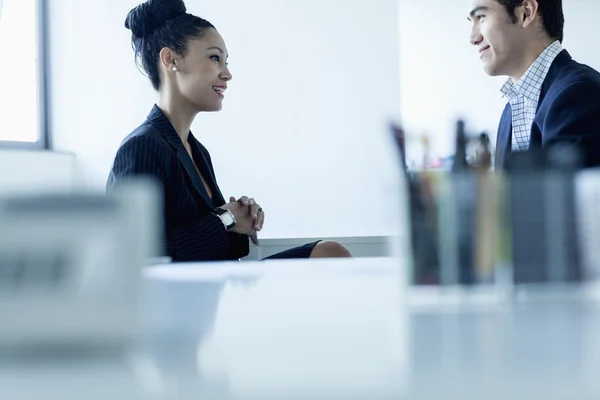 Hogescholen glimlachend en praten door het Bureau — Stockfoto