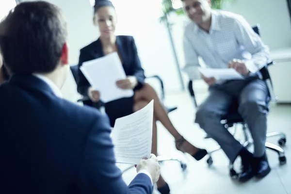 Uomini d'affari seduti in una riunione di lavoro — Foto Stock