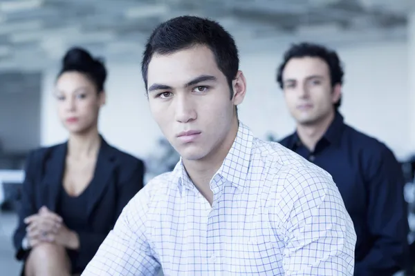 Gente seria de negocios en la oficina — Foto de Stock