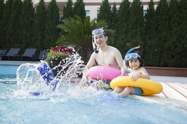 Baba ve oğlu tarafından havuz kenarında oturan — Stok fotoğraf