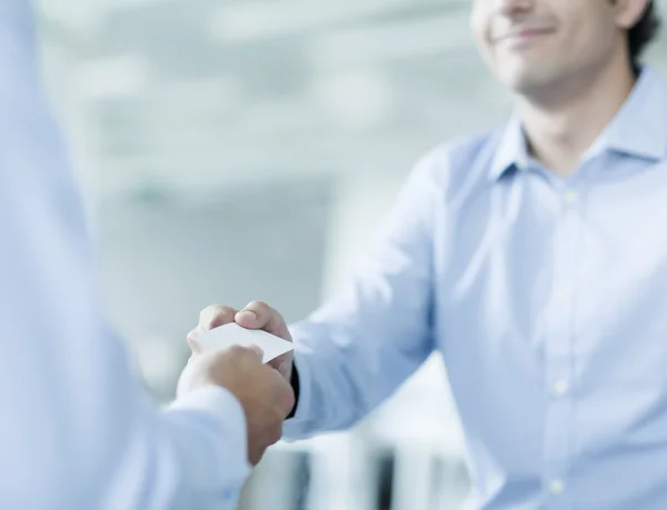 Two businessmen exchanging business card — Stock Photo, Image