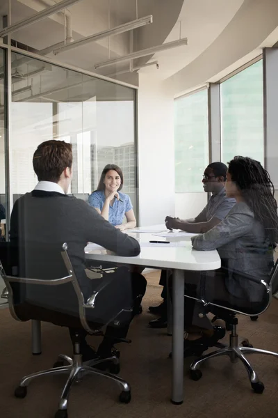 Mensen uit het bedrijfsleven bespreken tijdens een zakelijke bijeenkomst — Stockfoto
