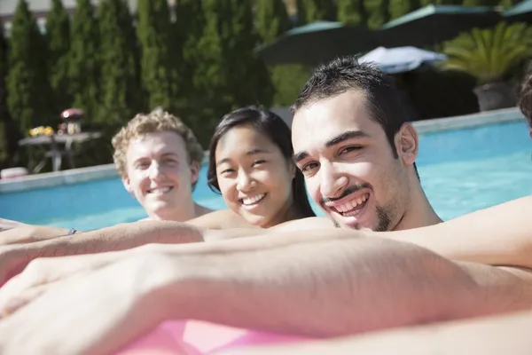 Cuatro amigos en la piscina —  Fotos de Stock