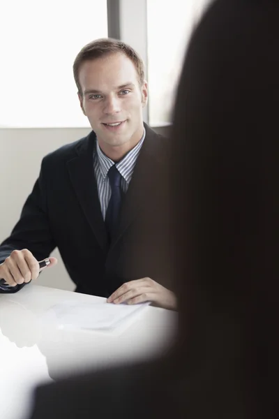 Zakenman aan een zakelijke bijeenkomst — Stockfoto