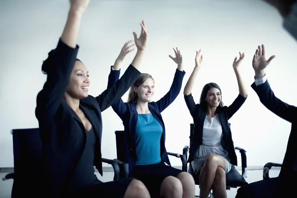 Mensen uit het bedrijfsleven juichen met handen samen — Stockfoto