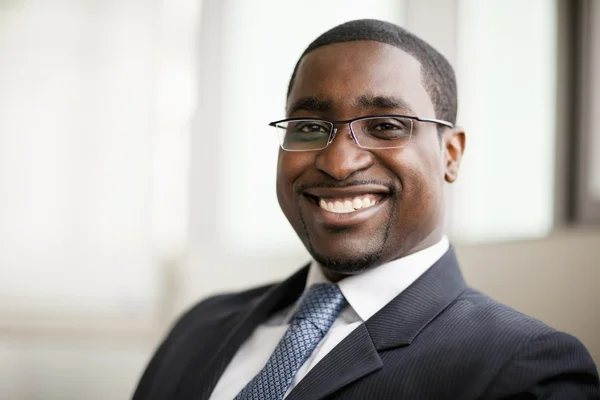 Hombre de negocios sonriente en gafas —  Fotos de Stock