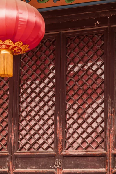 Tür und rote Laterne — Stockfoto