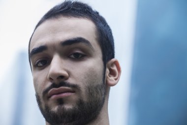 ciddi genç işadamı, açık havada