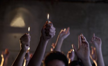 çakmak bir konserde tutan insanlar