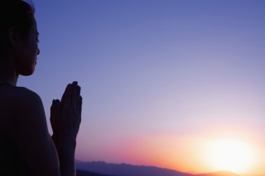 kadın namaz poz çölde