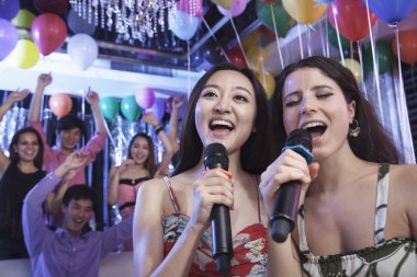 arkadaşlar birlikte karaoke şarkı