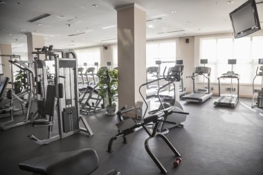 büyük, parlak egzersiz donanımları ile spor