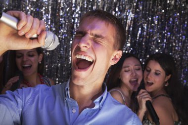 adam bir mikrofona, karaoke şarkı