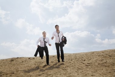 çalışan ve çölde bitkin işadamları