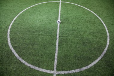 Hatta futbol topu ile futbol sahası