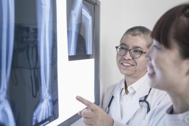 Doktorlar insan kemiği röntgenlerini arıyorsunuz