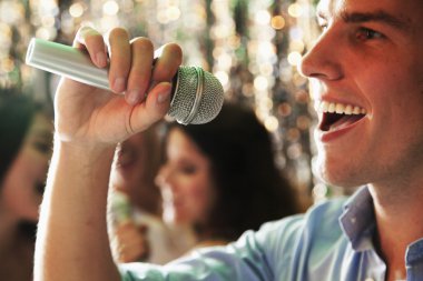 adam arka planda şarkı arkadaşlar Karaoke'de, şarkı