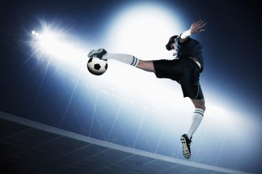 Futbol topu tekmeleme orta havada futbol oyuncusu