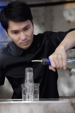 Barmen likör dökme cam piramit vurdu