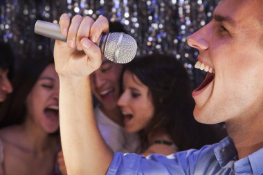 adam arka planda şarkı arkadaşlar Karaoke'de, şarkı