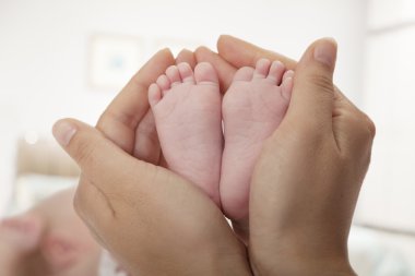 Anne bebeğinin ayak tutan