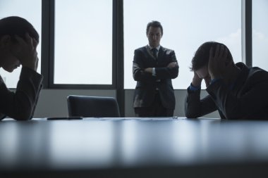 sinirli ve çok çalışan iş adamları