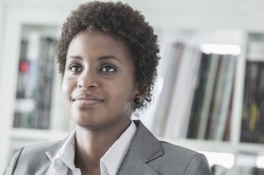 kısa saçlı genç iş kadını