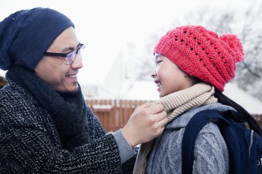 sabitleme kızının eşarp baba