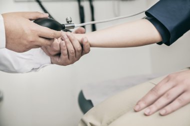 Doktor tansiyonu koluma üzerinde kontrol