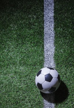 Futbol topu ve satır futbol sahası