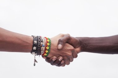 kadın ve adam elini sıkarken