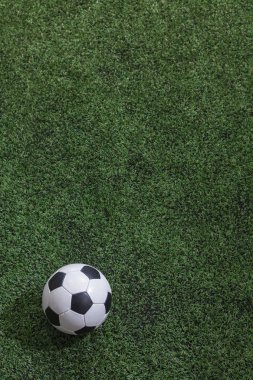 Futbol topu ile futbol sahası