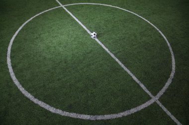 Hatta futbol topu ile futbol sahası