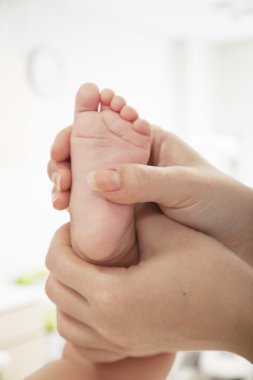 Anne bebeğinin ayak tutan