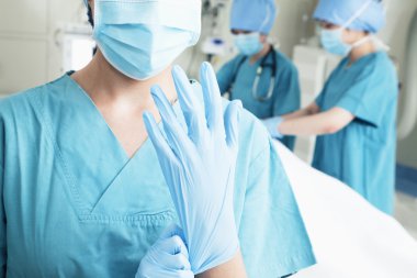 Cerrah eldivenleri ameliyathanedeki koyarak