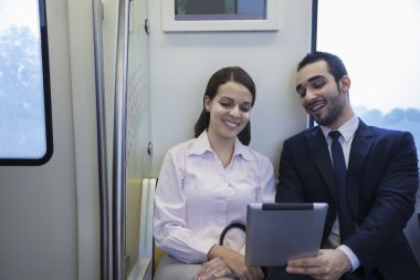 iş adamları metroda
