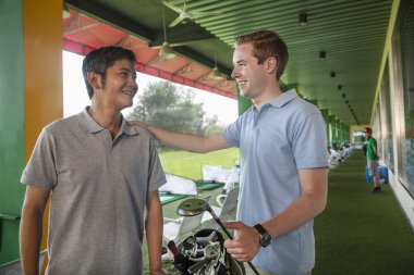 Golf oynayan arkadaşlar