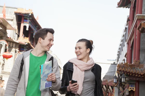 Junges Paar beim Sightseeing — Stockfoto