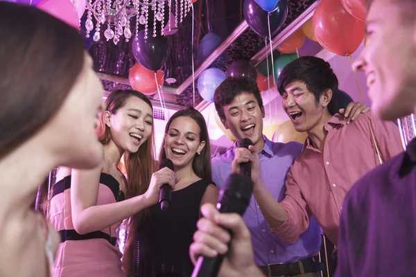 Amici che cantano insieme karaoke — Foto Stock