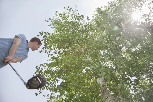 Adam golf sahasında golf topu vurmak hazır Başlarken — Stok fotoğraf