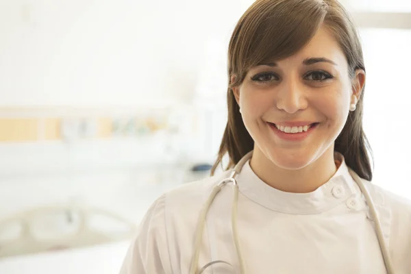 Jeune femme médecin dans un hôpital — Photo