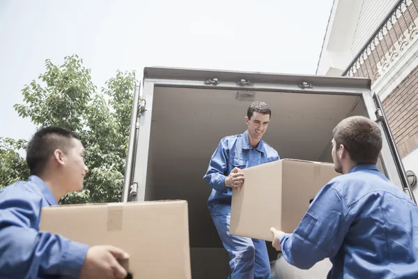 Umzugswagen entladen — Stockfoto