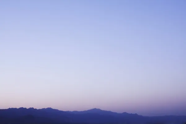 Cordilheira e céu ao entardecer — Fotografia de Stock