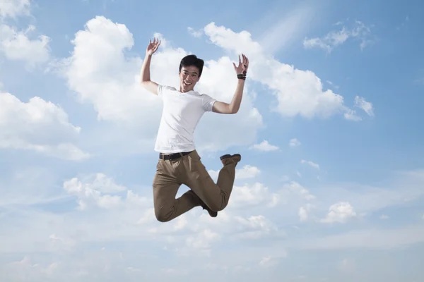 Man springen in de lucht — Stockfoto