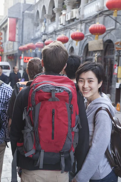 Couple walking down street — Stock Photo, Image